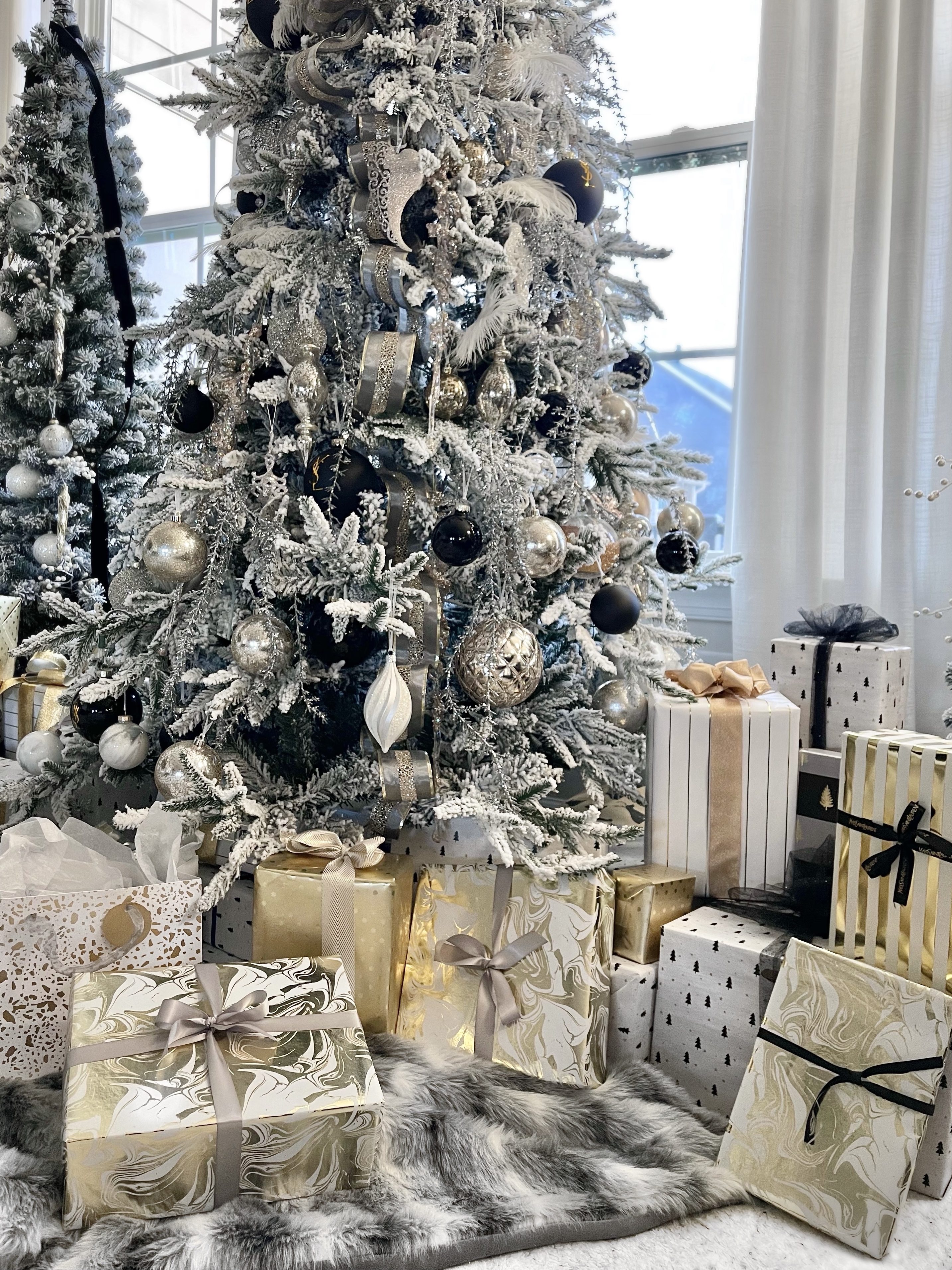 Modern Christmas tree, luxury Christmas tree, designer Christmas tree, modern glam Christmas tree, modern glam Christmas decorations, modern holiday decorations 